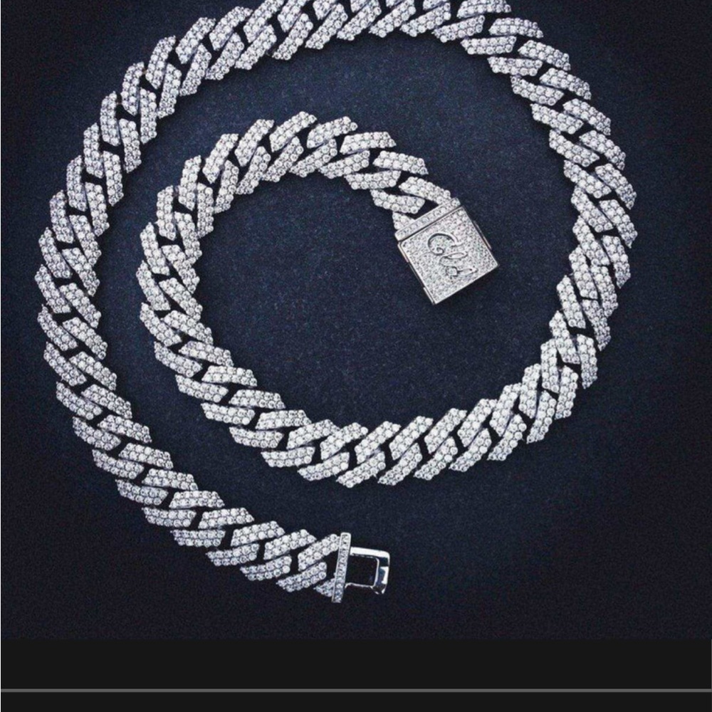 Elegant Silver Women's Necklace